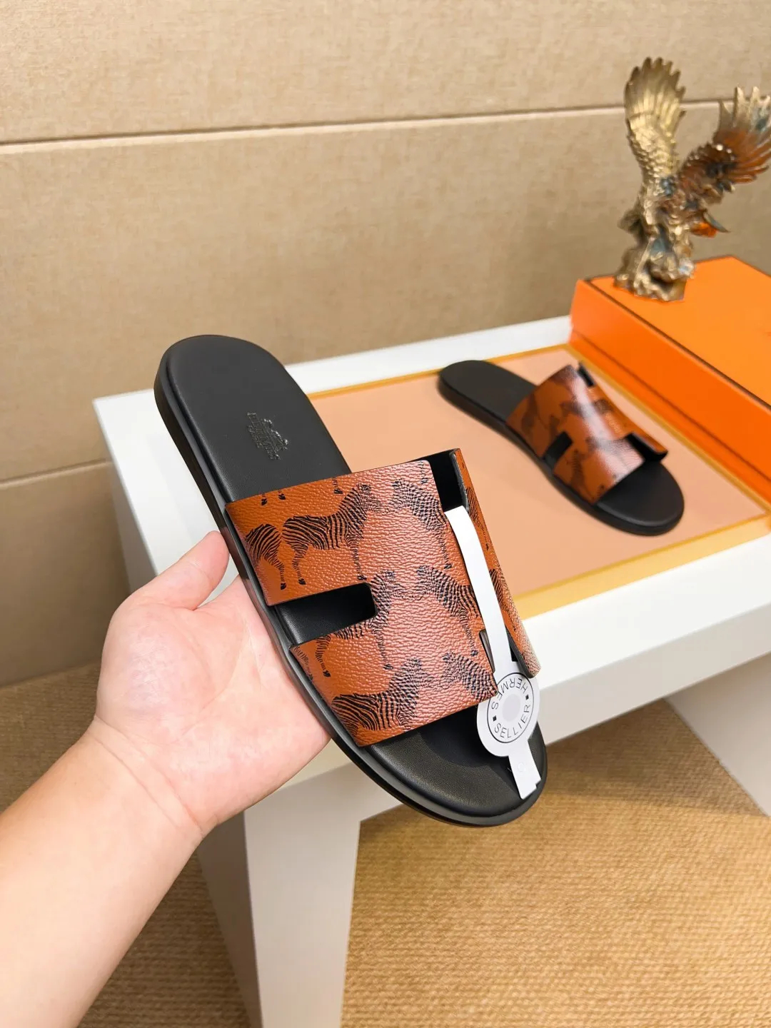 Men's clothing and shoes 💰280 💅💅💅 new arrival. Hermes Hermes official website latest counter synchronized new oran color leather H slippers, the original Paris version flew back to the original model and opened the mold to make it perfectly🍌The highest quality Sincerity, you can enter and leave the counter at will [Deyi] The upper is made of original customized  colored palm prints, crocodile print, ostrich print, colored cow leather, colored cow suede, 🤔 horse hair, 🥳 colored diamonds, 🥰 3D printing, and other genuine leather slippers, imported cow pattern foot pad lining, Italian  latest original genuine leather combination outsole Code number: 38-48 (customized at 46.47.48) Can be made into picture combination sole with genuine leather pattern and ordinary molded outsole